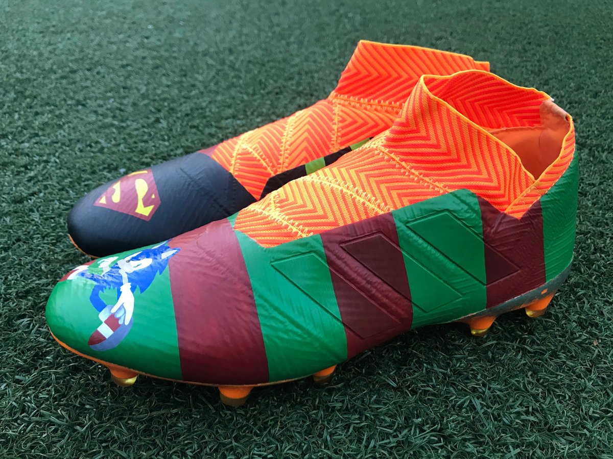 Los botines diseñados por los niños del programa Tackle Cancer