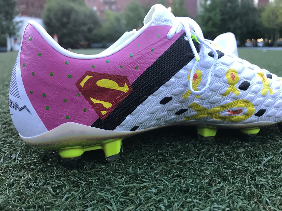 Los botines diseñados por los niños del programa Tackle Cancer