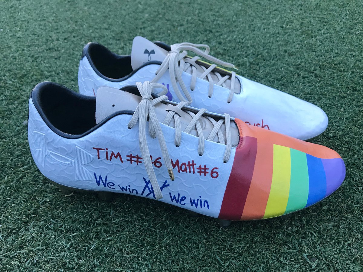 Los botines diseñados por los niños del programa Tackle Cancer