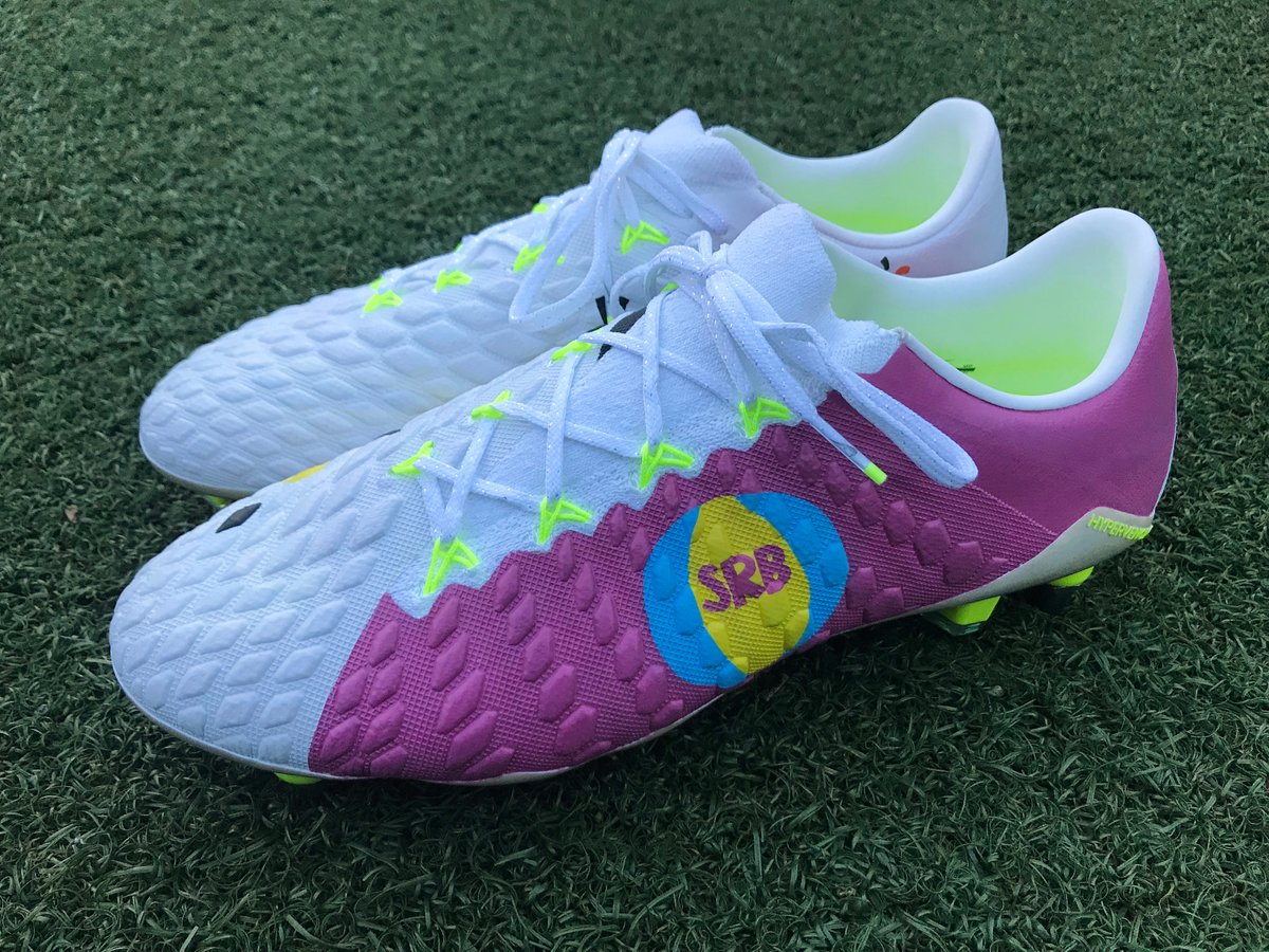 Los botines diseñados por los niños del programa Tackle Cancer