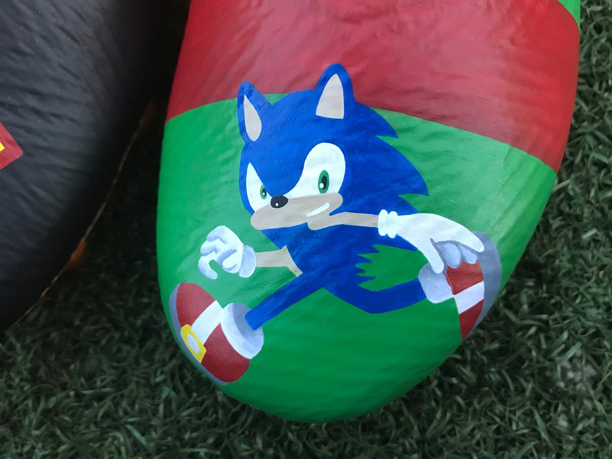 Los botines diseñados por los niños del programa Tackle Cancer