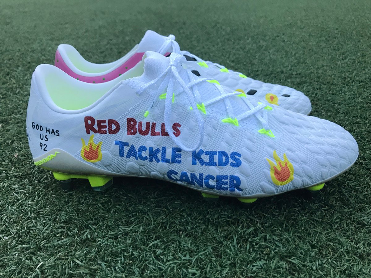 Los botines diseñados por los niños del programa Tackle Cancer