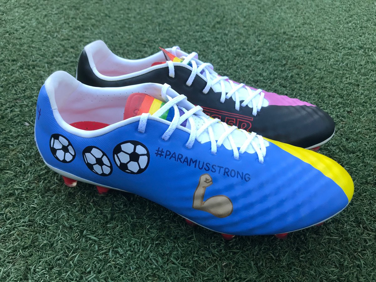 Los botines diseñados por los niños del programa Tackle Cancer