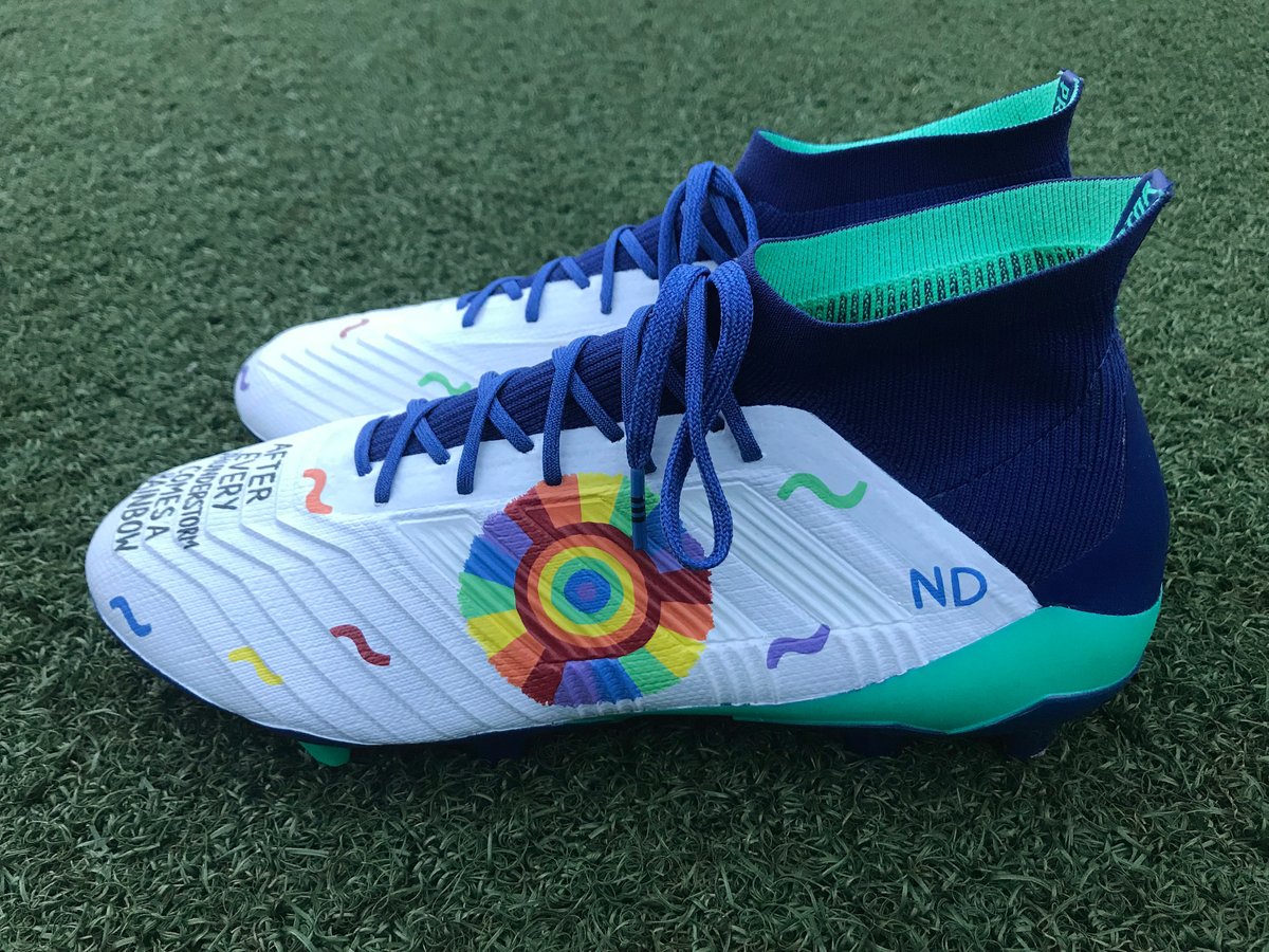 Los botines diseñados por los niños del programa Tackle Cancer