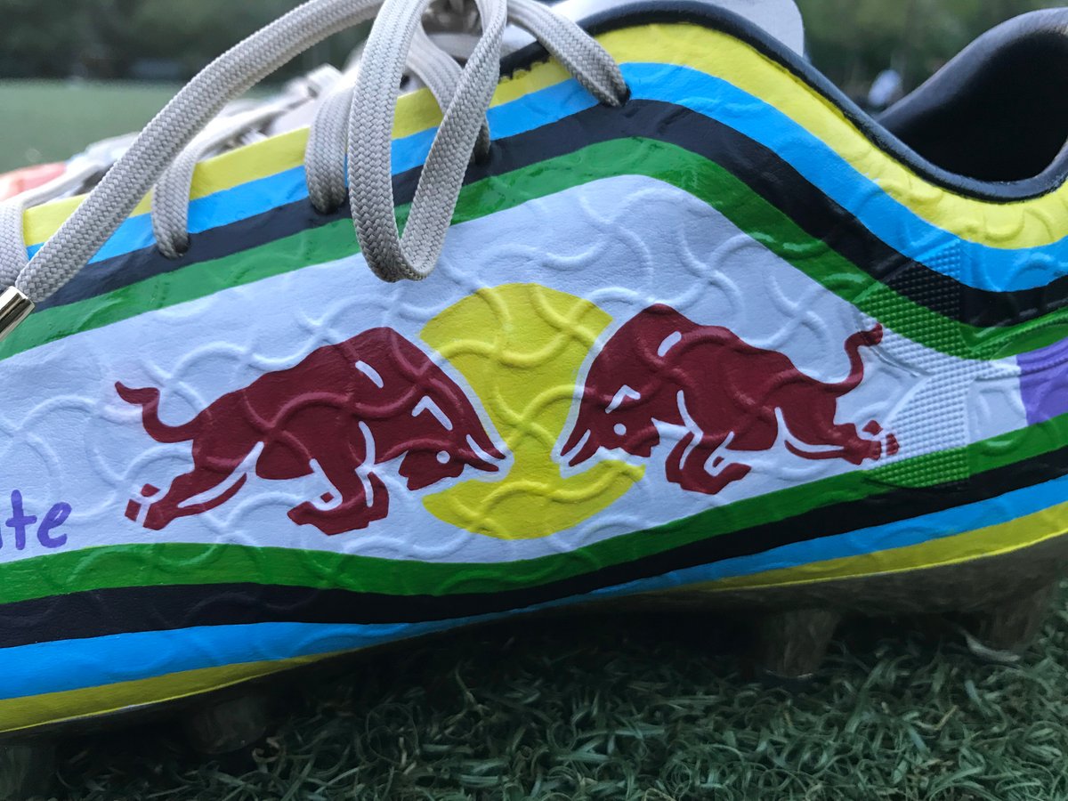 Los botines diseñados por los niños del programa Tackle Cancer