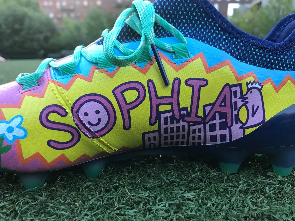 Los botines diseñados por los niños del programa Tackle Cancer