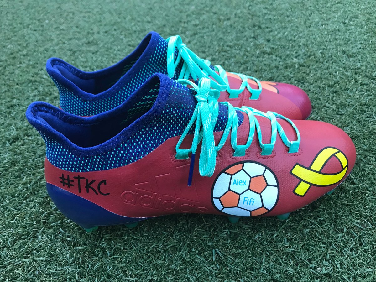 Los botines diseñados por los niños del programa Tackle Cancer