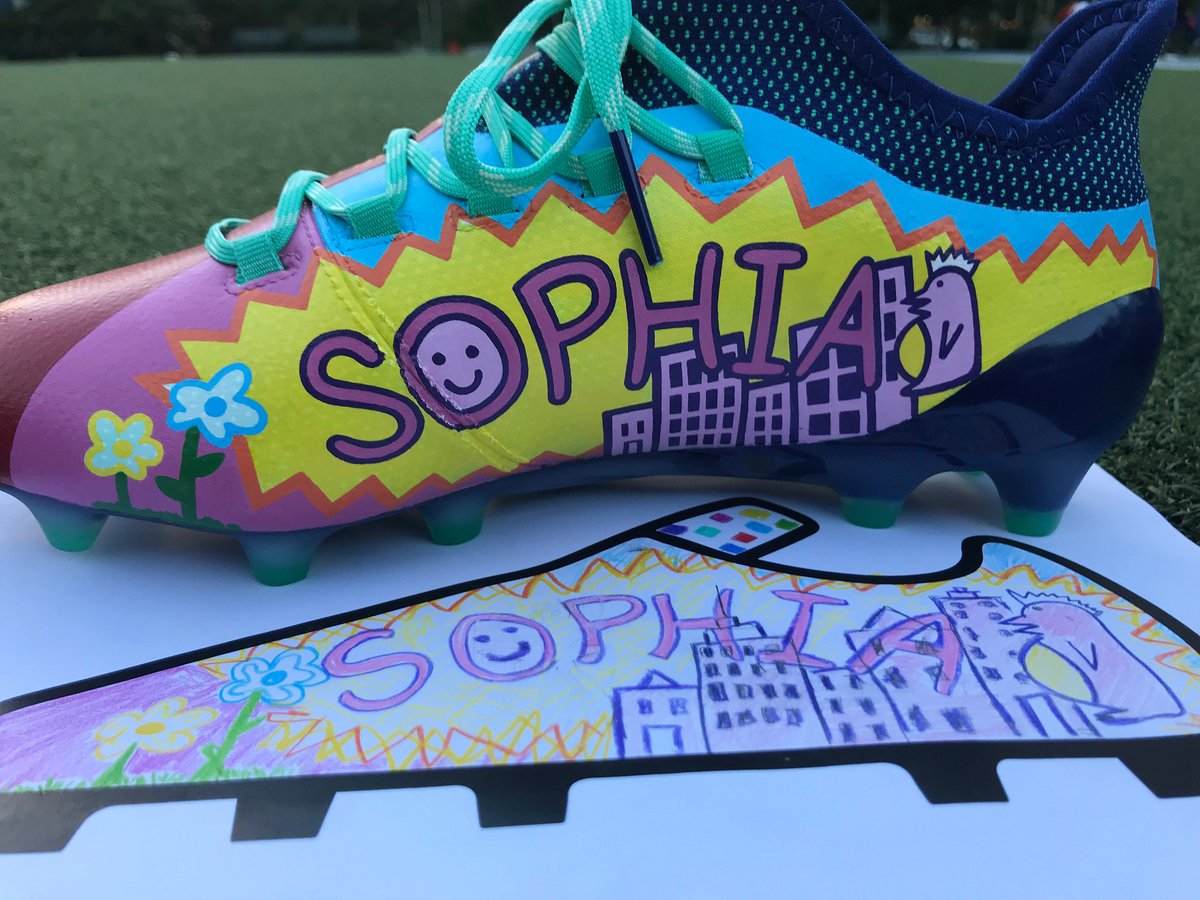 Los botines diseñados por los niños del programa Tackle Cancer