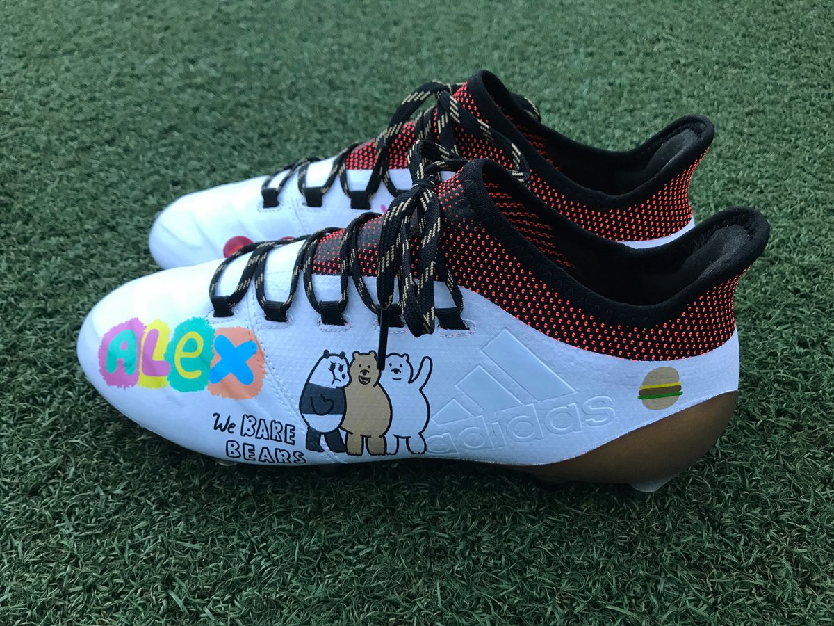 Los botines diseñados por los niños del programa Tackle Cancer