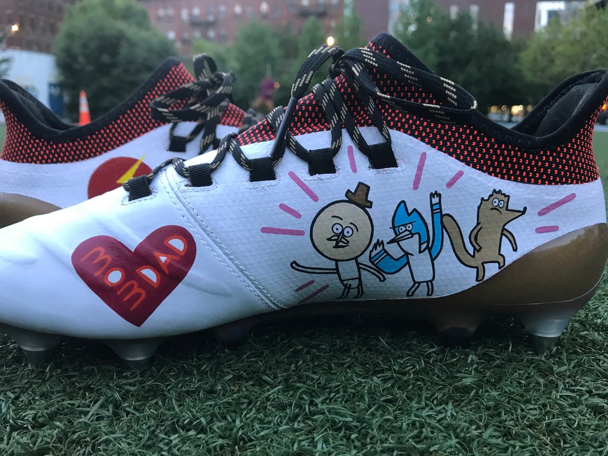 Los botines diseñados por los niños del programa Tackle Cancer