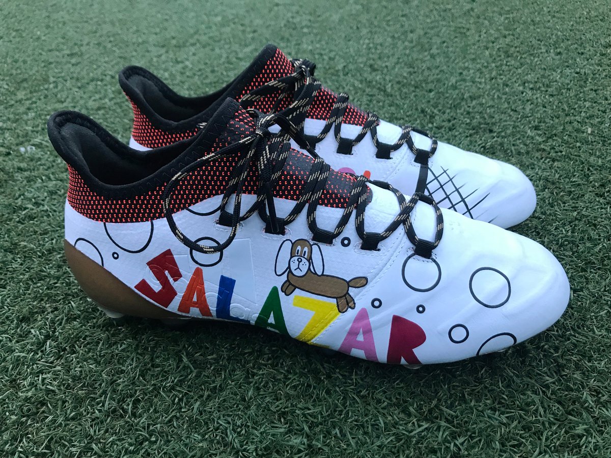 Los botines diseñados por los niños del programa Tackle Cancer