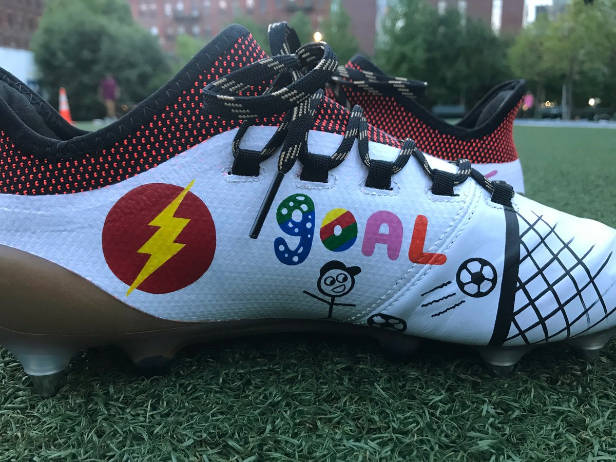 Los botines diseñados por los niños del programa Tackle Cancer