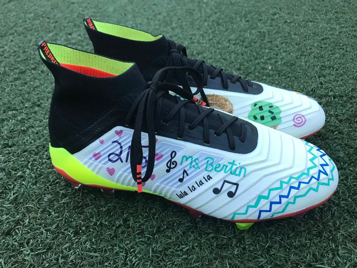 Los botines diseñados por los niños del programa Tackle Cancer