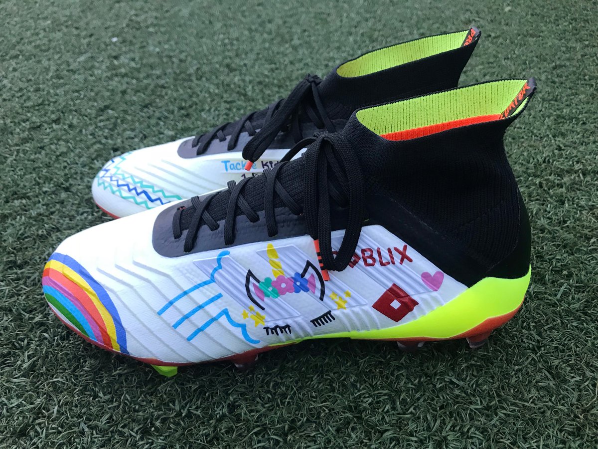 Los botines diseñados por los niños del programa Tackle Cancer