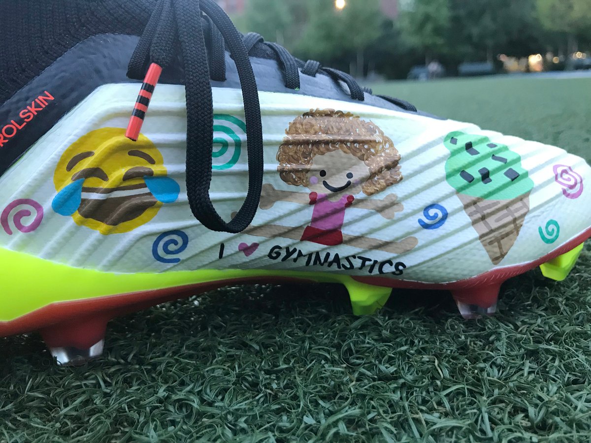 Los botines diseñados por los niños del programa Tackle Cancer