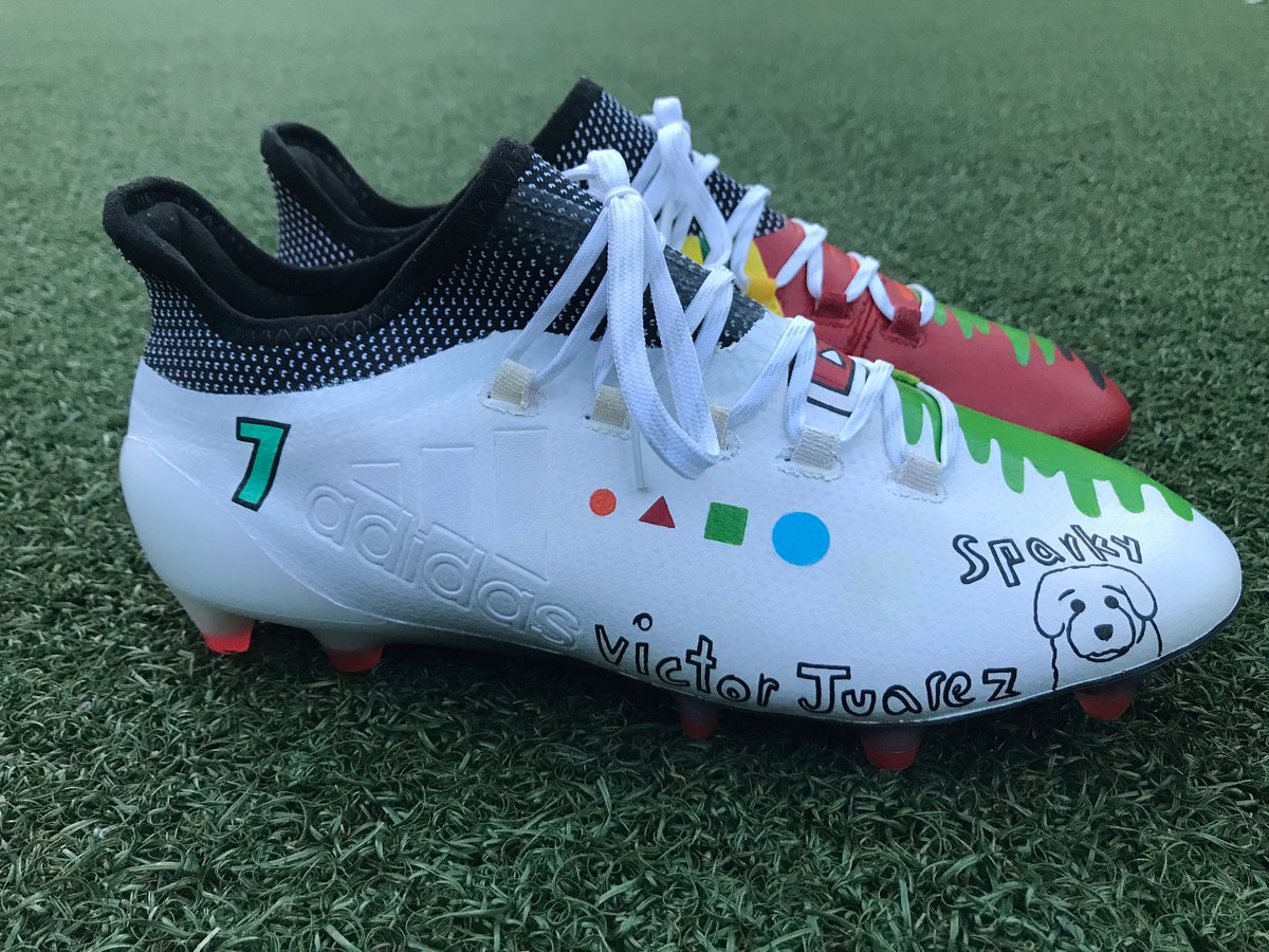 Los botines diseñados por los niños del programa Tackle Cancer