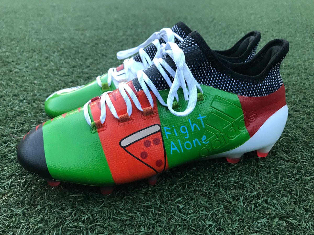 Los botines diseñados por los niños del programa Tackle Cancer