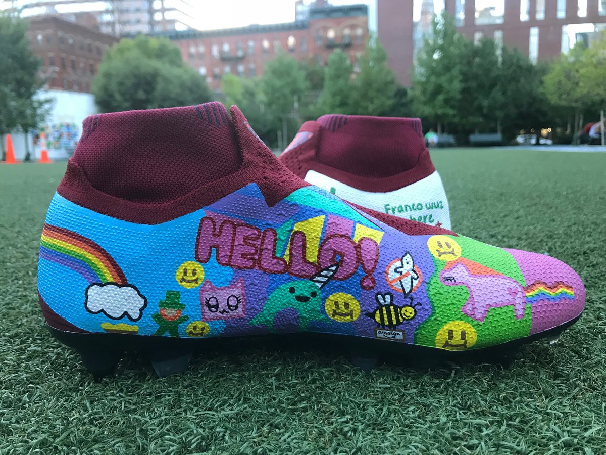 Los botines diseñados por los niños del programa Tackle Cancer