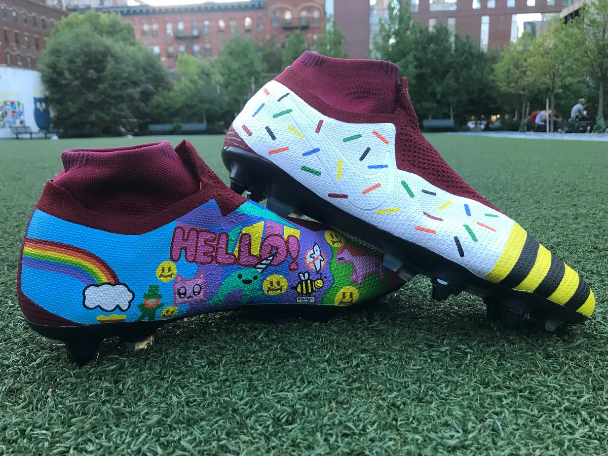 Los botines diseñados por los niños del programa Tackle Cancer