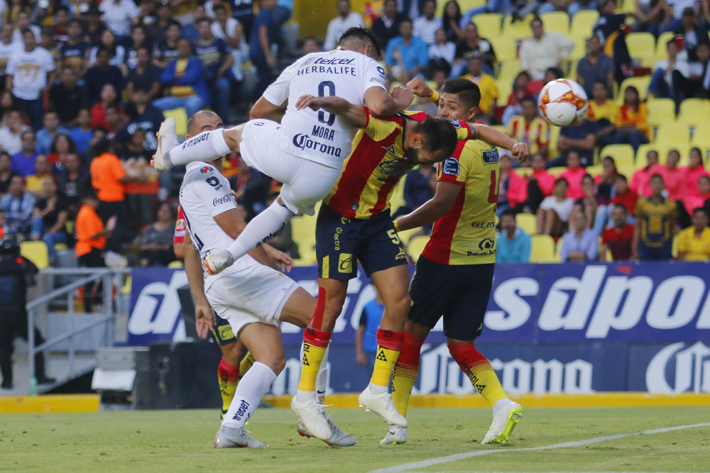 En duelo definido por lluvia, Monarcas y Pumas se reparten puntos