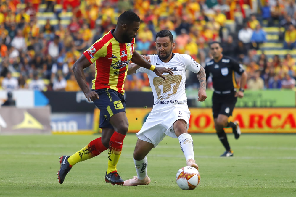 En duelo definido por lluvia, Monarcas y Pumas se reparten puntos