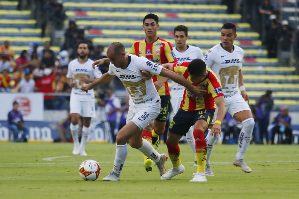 En duelo definido por lluvia, Monarcas y Pumas se reparten puntos