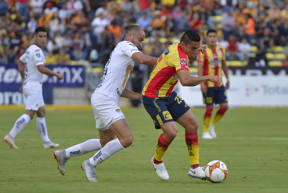 En duelo definido por lluvia, Monarcas y Pumas se reparten puntos