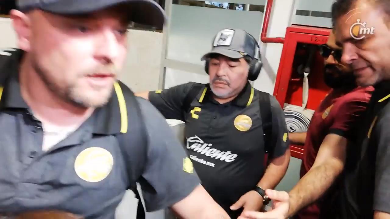 Maradona causa revuelo en breve paso por aeropuerto de CDMX