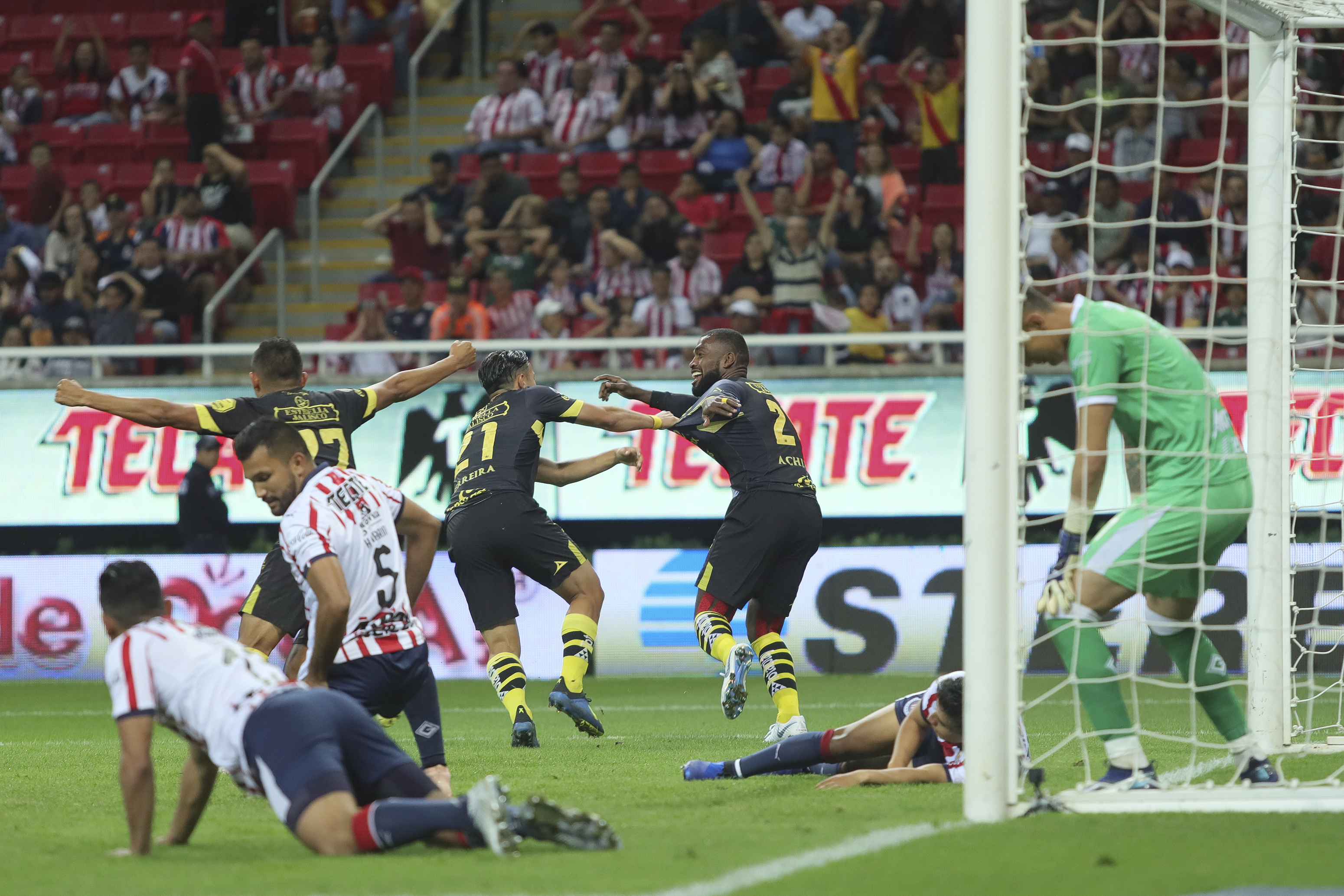 Monarcas le quitó los cuernos a Chivas en el Akron