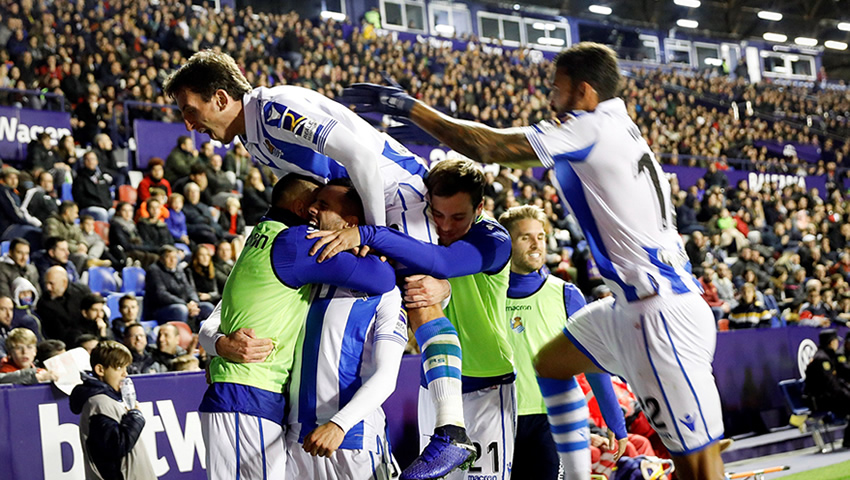 La Real Sociedad remonta al Levante con Héctor Moreno los 90'
