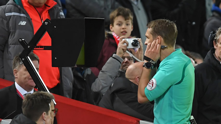 El VAR podría implementarse en la Liga chilena.