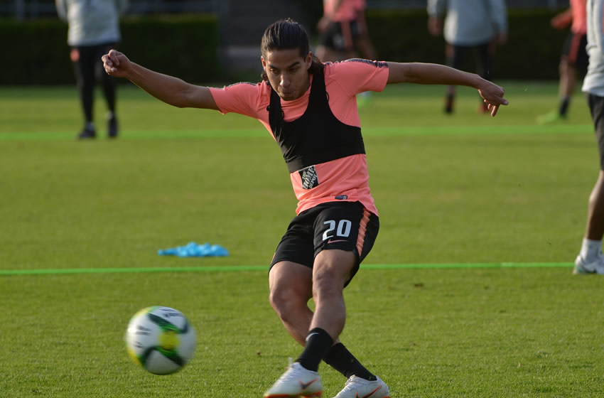 Herrera confirmó que el joven de 18 años continúa entrenando en Coapa.