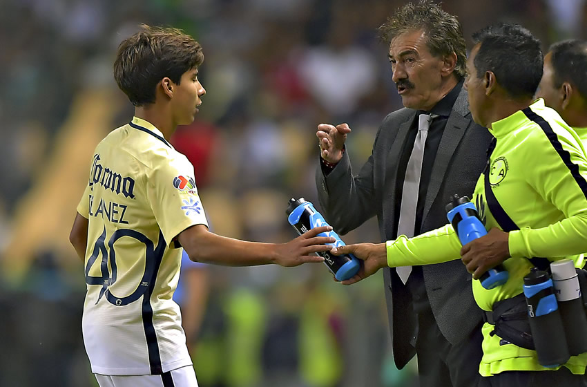 Diego Lainez y Ricardo La Volpe (Mexsport)