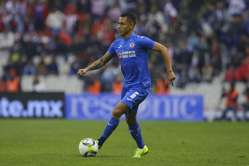Yoshimar Yotún durante el duelo ante Chivas.