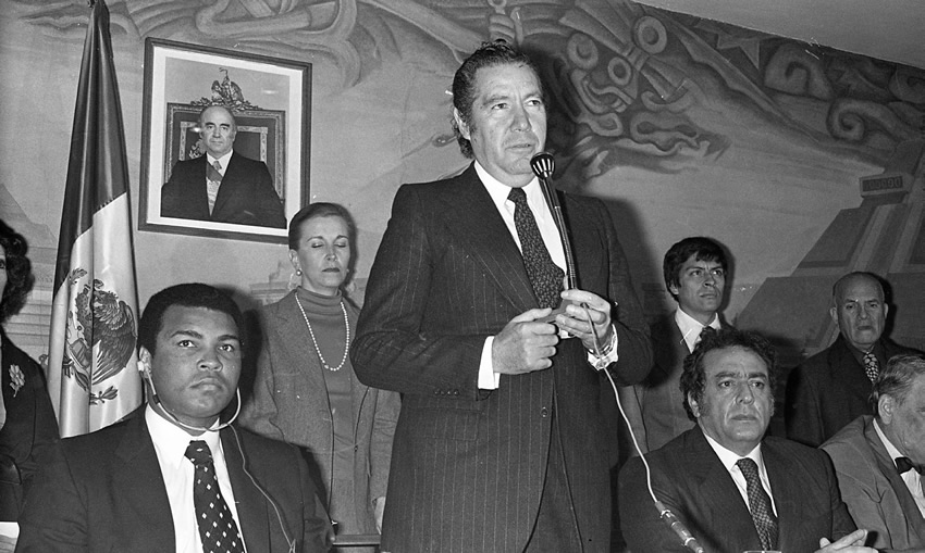 Muhammad Ali, junto a Carlos Hank González y José Sulaimán.
