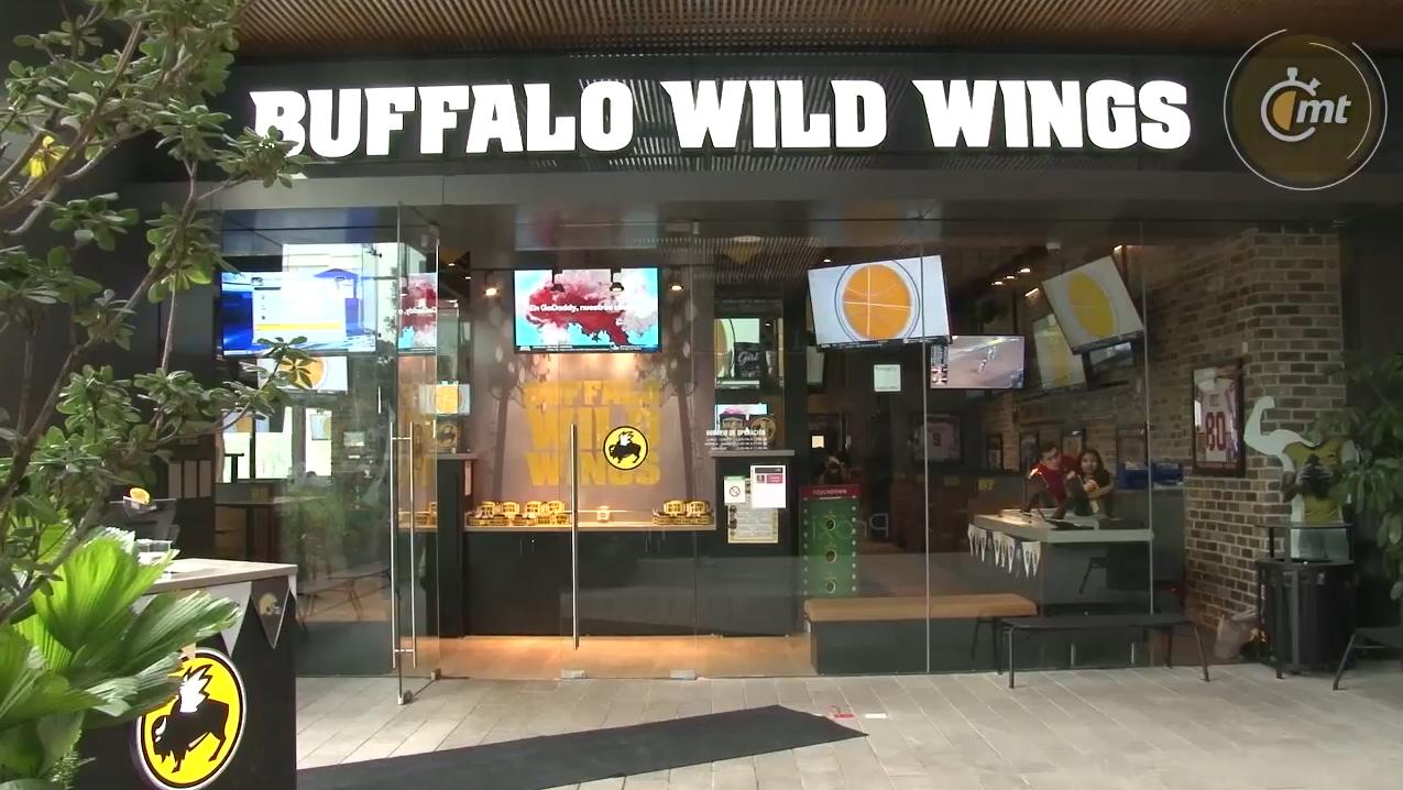 Futbol Americano, mediotiempo y Buffalo Wild Wings Downtown Santa