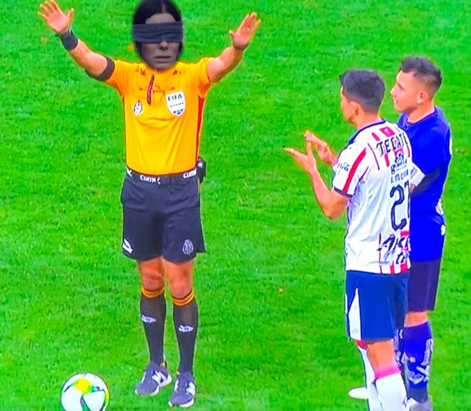 Chivas ganó, pero el VAR hizo una aparición polémica y los memes no perdonan.