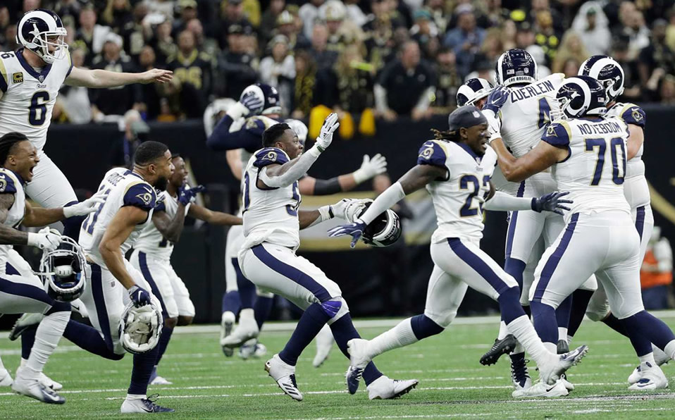 Rams celebran con Greg Zuerlein tras conectar el gol de campo del boleto al SB. (AP)