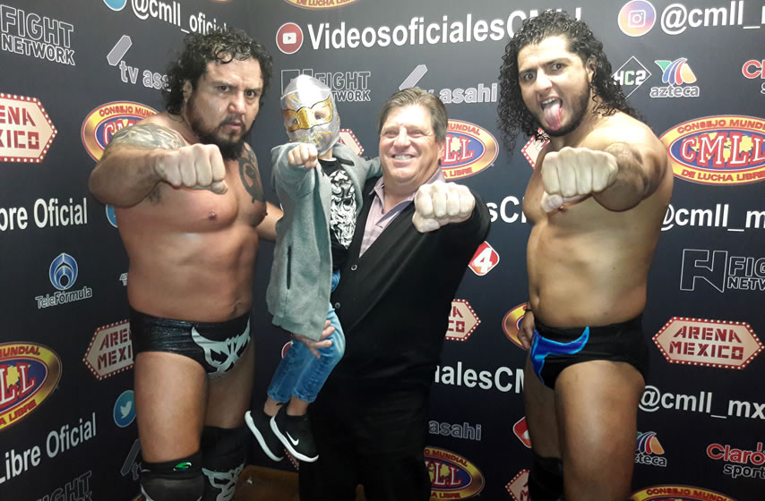 Miguel Herrera estuvo acompañado de su hijo.