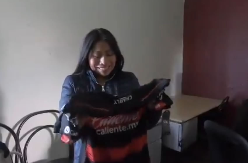 La actriz recibió con alegría la camiseta del conjunto fronterizo. (Foto: @Xolos)