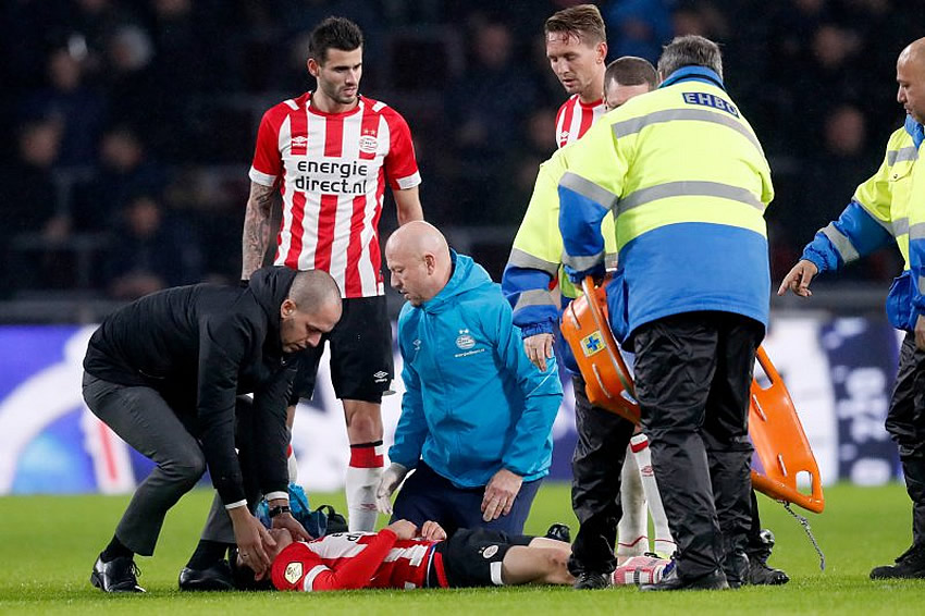 Hirving Lozano es atendido por los servicios médicos del PSV. (Foto: @PSV)