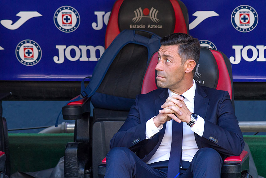 Pedro Caixinha hace oídos sordos a las críticas. (Foto: Imago7)