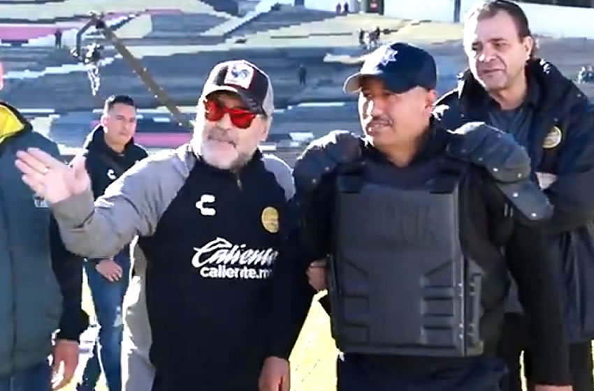 El Pelusa dándole indicaciones a un elemento de la policía del lugar. (Cancha)
