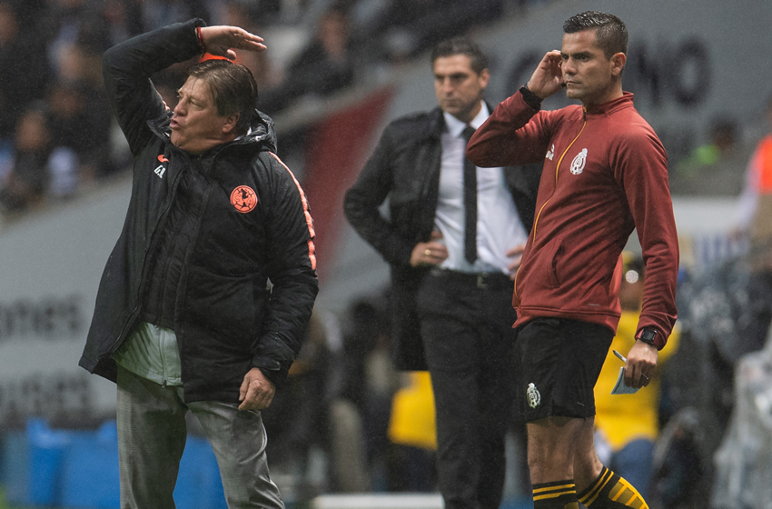 Piojo estuvo constantemente reclamando al cuerpo arbitral. (Foto: Mexsport)
