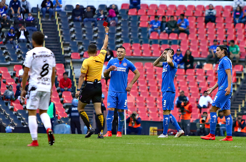 Salió en camilla a 10 minutos del pitazo final. (Foto: Imago)