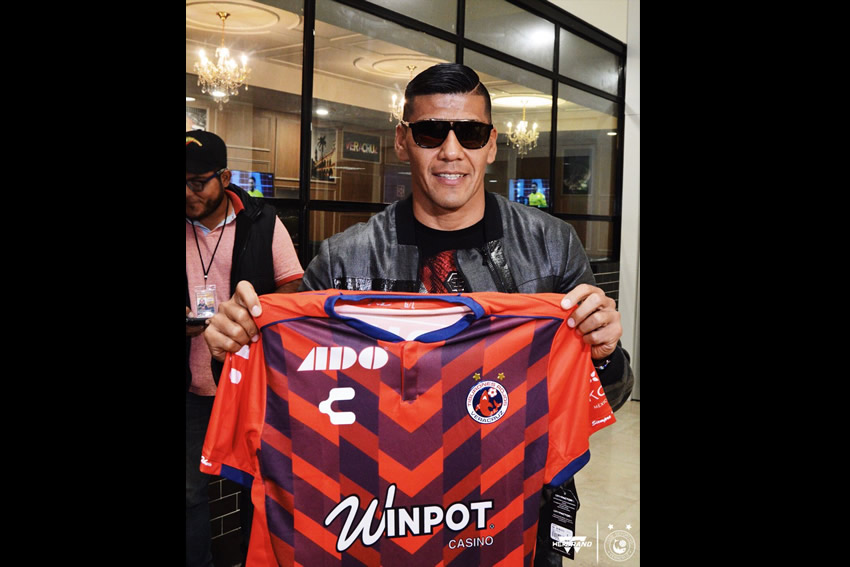 Carlos Salcedo arribó a Veracruz para integrarse a los Tiburones. (Foto: @ClubTiburones)