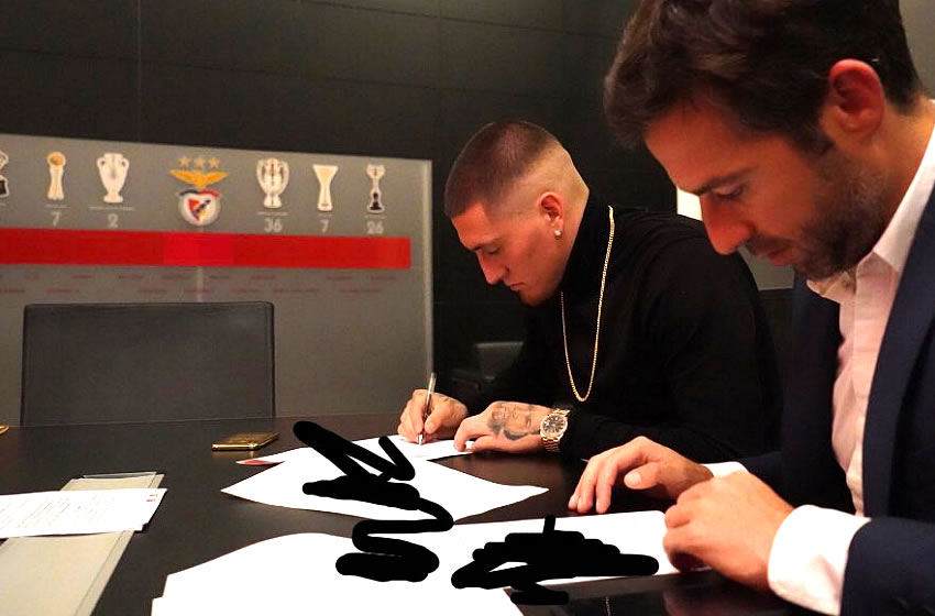 Al delantero firmando el contrato azulcrema. (Twitter)