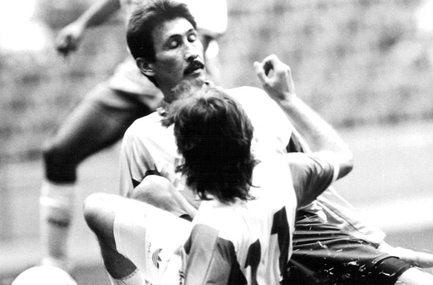 Pablo Larios pelea el balón frente a Ivo Bassay en un juego de Puebla ante Necaxa (Imagen: Fototeca Milenio)