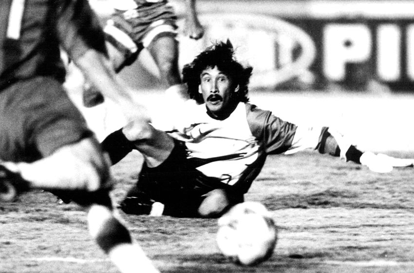 Pablo Larios, ante el inminente disparo de Gastón Obledo durante un Puebla vs. Atlante. (Imagen: Fototeca Milenio)