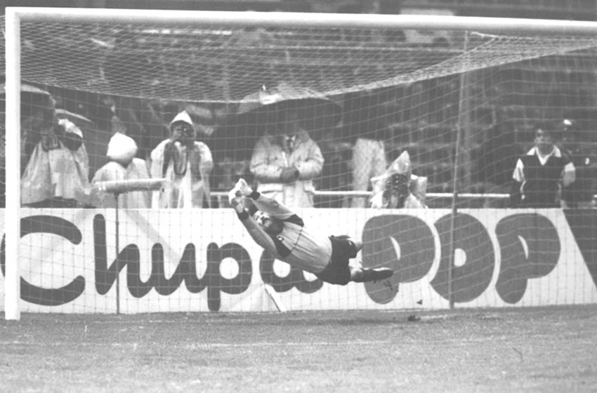 Pablo Larios, en lanzamiento durante un partido con Cruz Azul (Imagen: Fototeca Milenio)